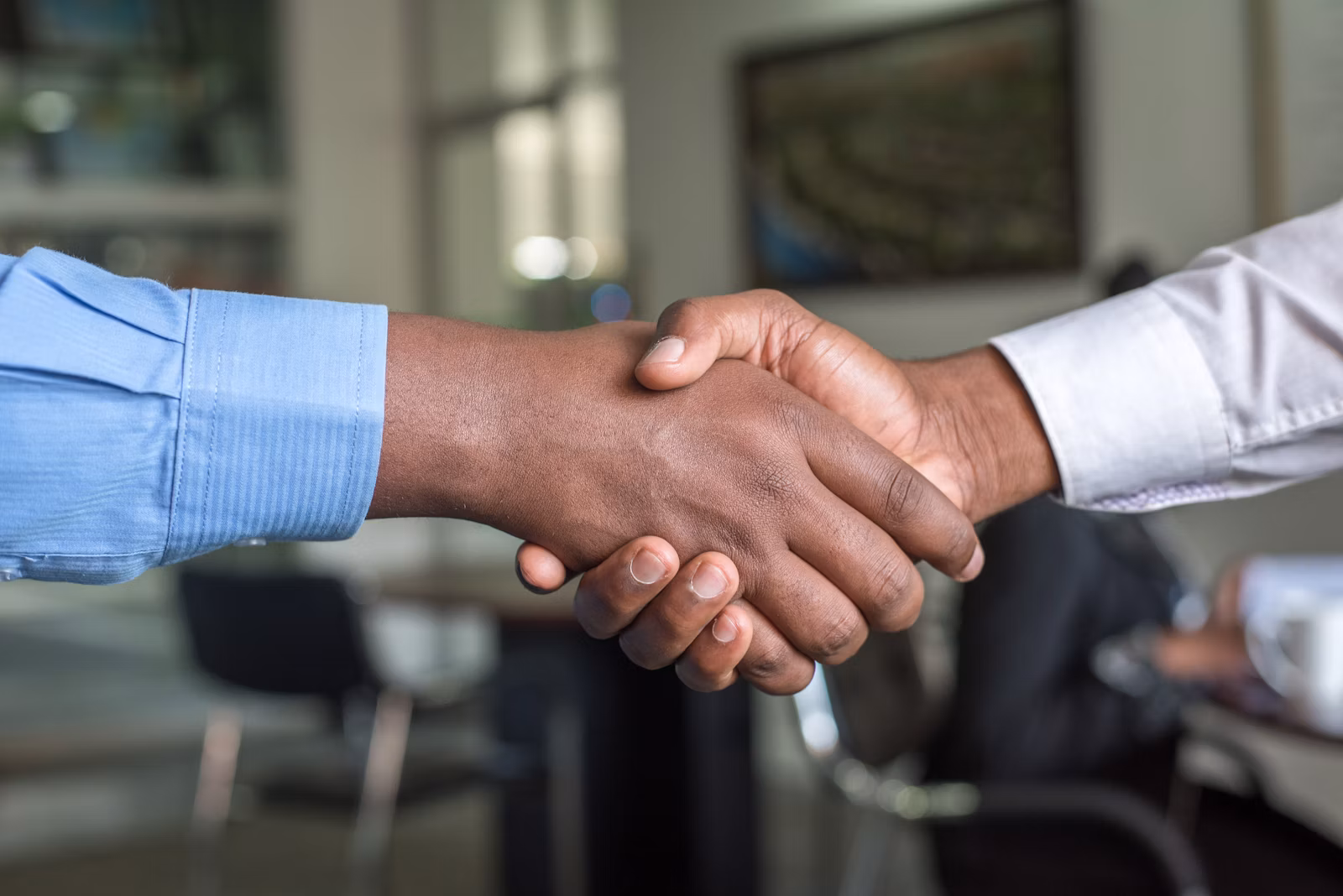 An advisor and a customer in conversation